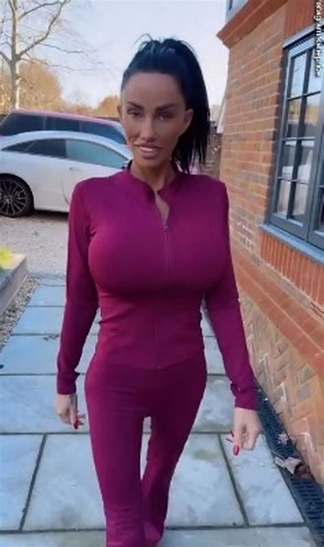 Katie Price Poses Fully Naked In Raunchy Photo Just Hours After Scary Hospital Dash The Mirror