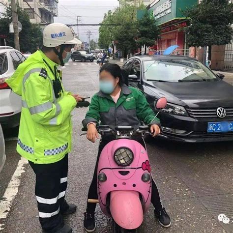 龙港街头，又一批开电动车的被曝光！违法头盔时间