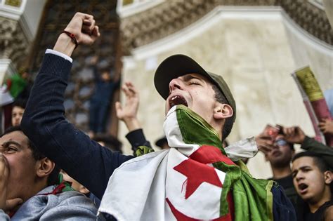 الحراك الجزائري يطرق شهره الرابع مكاسب محدودة وأخرى تنتظر • نون بوست