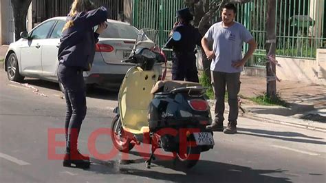 Motociclista intentó sobrepasar a dos autos y terminó chocando a uno