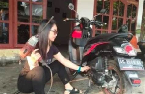 Viral Guru Cantik Asal Kediri Jadi Montir Ini Alasanya Lentera