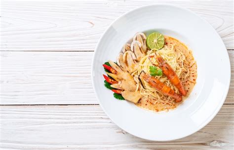 Pasta De Espagueti Con Camarones Picantes Tom Yum Goong Foto Premium