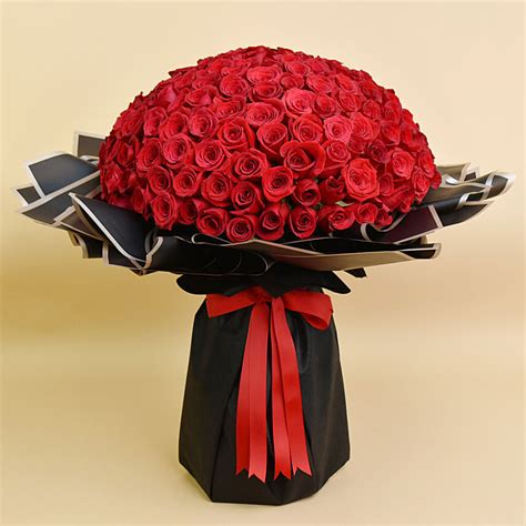 Online 200 Valentine Roses Bouquet Gift Delivery in UAE - FNP