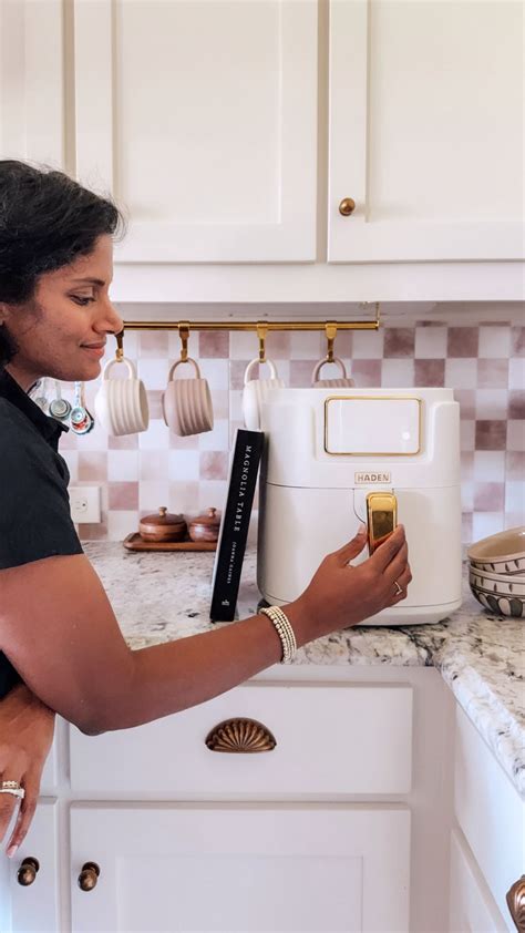 here’s an easy hack for professional clean paint lines 🤎 it’s a great