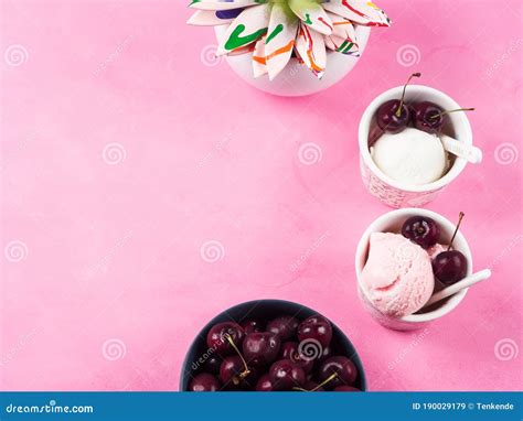 Dos Helados Con Cerezas En Rosa Imagen De Archivo Imagen De Bola