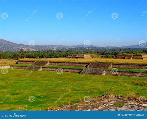 M Xico Teotihuac N Paso Elevado De Los Muertos Pir Mide Del Sol Y