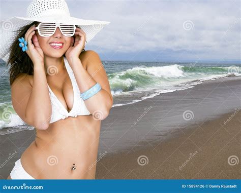 Jolie Femelle Utilisant Un Chapeau De Bikini Et De Soleil Photo Stock