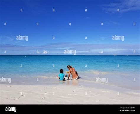 Mädchen und mutter im bikini Fotos und Bildmaterial in hoher Auflösung Alamy