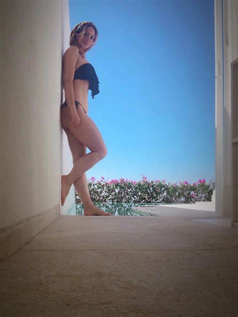 Andrea Legarreta celebró el inicio del mes en bikini y en la playa Aquí viendo a Mayo llegar