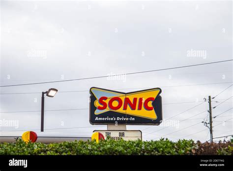 Sonic restaurant logo hi-res stock photography and images - Alamy