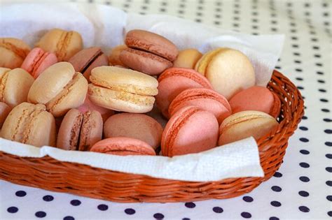 Delicadas galletas de café con chocolate y café con almendras francesas