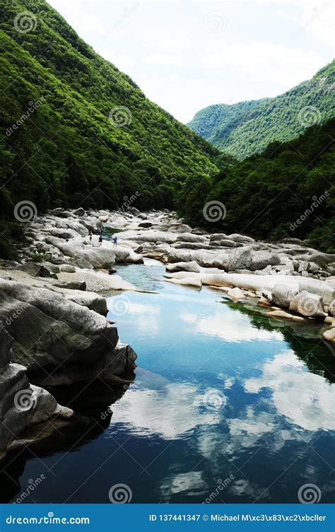 Bellezza Naturale Il Fiume Della Valle Di Verzasca Nel Cantone Il