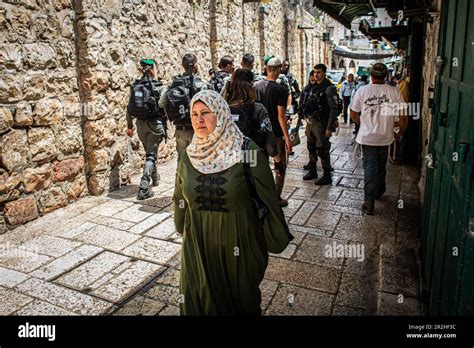 Jerusalem Israel 18 Mai 2023 Eine palästinensische Frau geht an