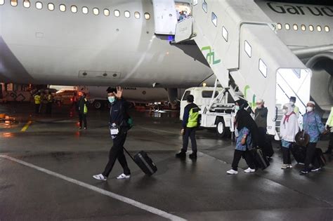 Jemaah Haji Kloter Pertama Tiba Di Bandara Sams Balikpapan