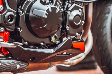 Motortest Kawasaki Z900 Klaar Voor De Aanval Met Deze Stoere Naked Motormeiden