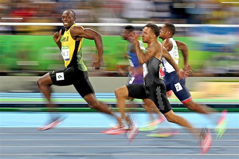 Usain Bolt Wins Gold Poses For Priceless Photo Mid Race