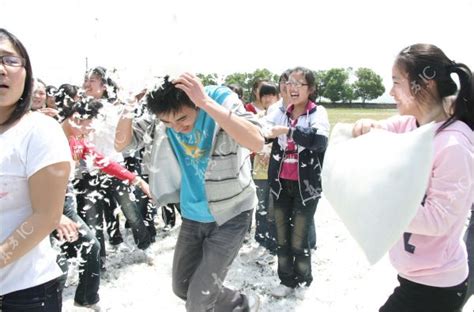 Pillow fight Game - Spluch - Interesting/Fun Stuff From Around The World