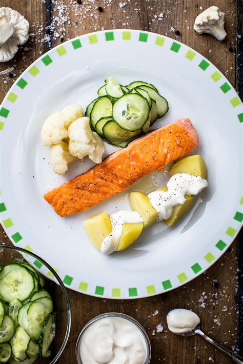 Laks med agurksalat rømme blomkål og poteter Oppskrift Adams Matkasse