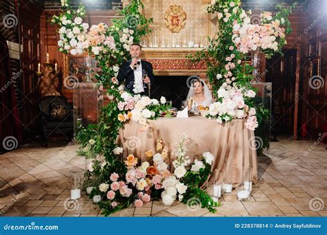 Novia Y Novio Felices En La Mesa Del Comedor Banquete Festivo Foto De