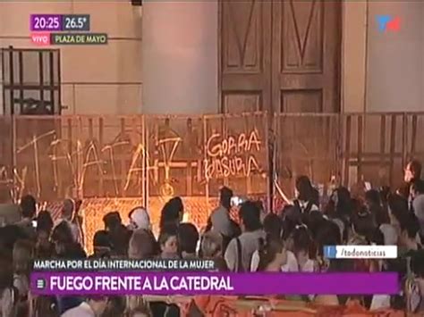 Incidentes En Plaza De Mayo Prenden Fuego Frente A La Catedral Tras La