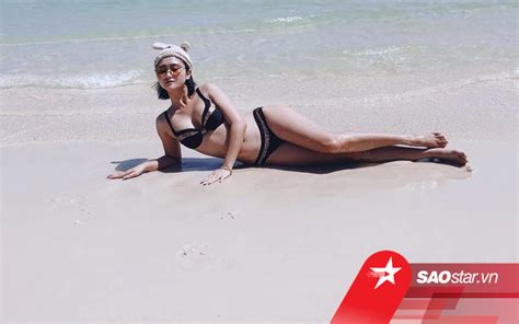 Bạn gái sao tuyển Việt Nam khoe loạt ảnh bikini nóng bỏng