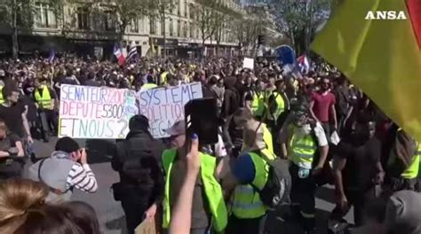 Gilet Gialli Tornano In Piazza A Strasburgo Lancio Di Pietre