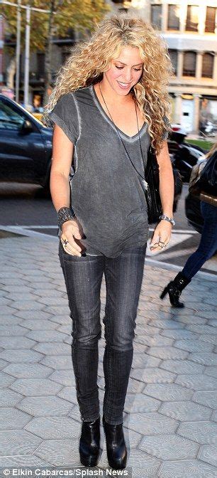 Shakira In Barcelona Shakira Style Shakira Outfits Jeans And T