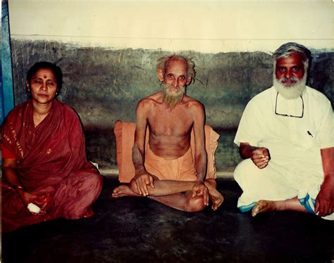 Sri Svaprakasananda Tirtha Avadhuta In The Middle With Sri