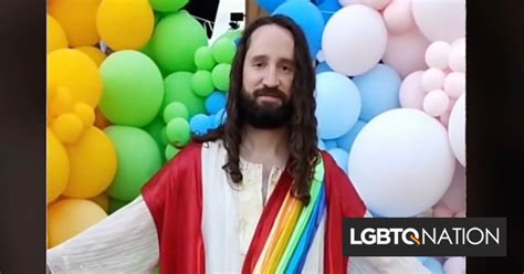 El hombre gay se viste como Jesús por orgullo cada año para ayudar a las personas a enfrentar su