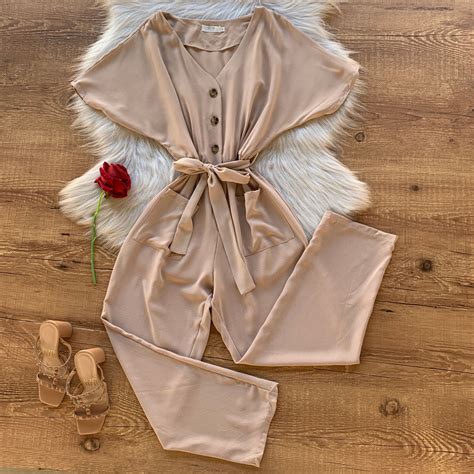 MACACÃO DETALHE BOLSINHOS E AMARRAÇÃO NUDE Dondoca Moda Feminina Dondoca Moda Feminina