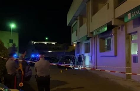 Tragedia Al Bancomat Uomo Ucciso Mentre Prelevava Davanti Alla Moglie