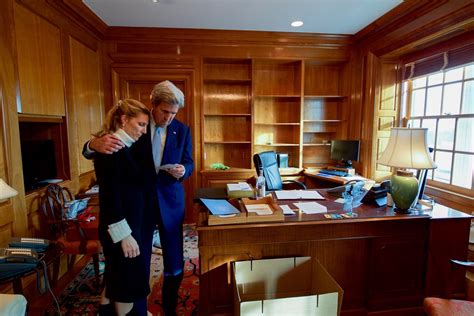 Secretary Kerry Hugs His Daughter In His Office On His Final Day As