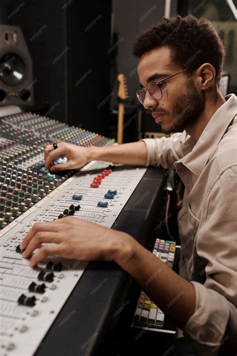 Free Photo Close Up Young Man Making Music