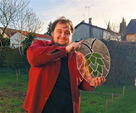 Une fleur de houblon en vitrail LE VITRAIL FRANÇAIS