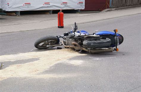 Unfall In Friolzheim Autofahrer Missachtet Vorfahrt Motorradfahrer