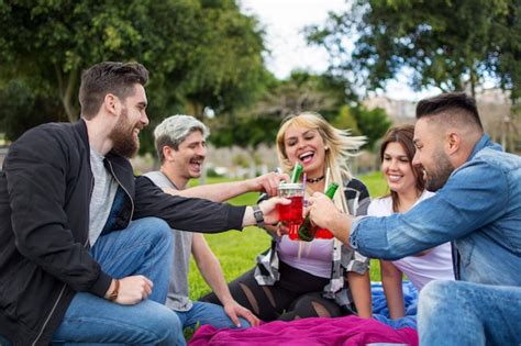 Grupo De Jóvenes Divirtiéndose Y Brindando Al Aire Libre Foto Premium