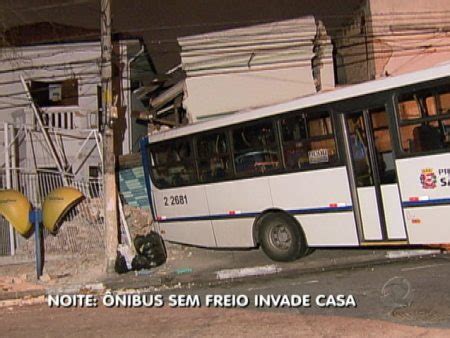 tô querendo saber Ônibus perde o freio e invade imóveis na zona oeste