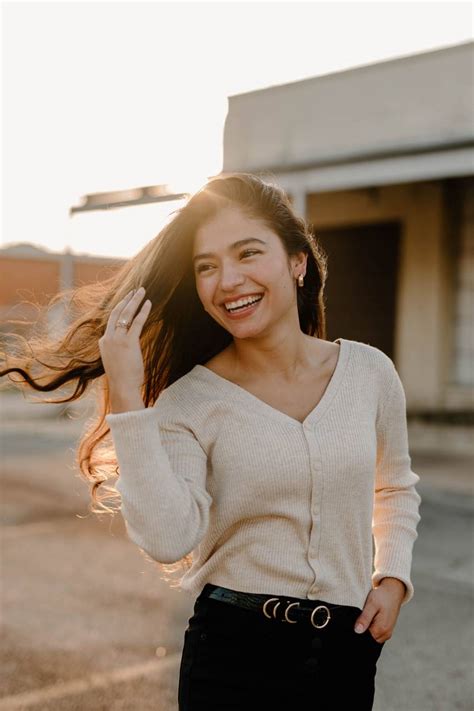 Imagen de una persona adulta joven mujer latina años puesta de sol cabello viento