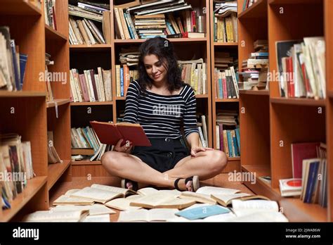 Belle Jeune Femme En Haut Ray Et Mini Jupe Noire Dans Une Biblioth Que