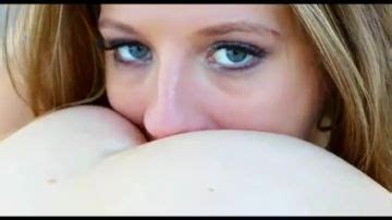 Lesbe in Pumps lässt Arschloch lecken Porn