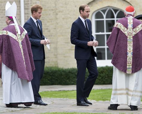 Vidéo Les princes Harry et William après la messe pour les obsèques