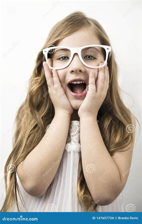 Visage étonné De Belle Petite Fille Avec Des Verres Photo stock Image