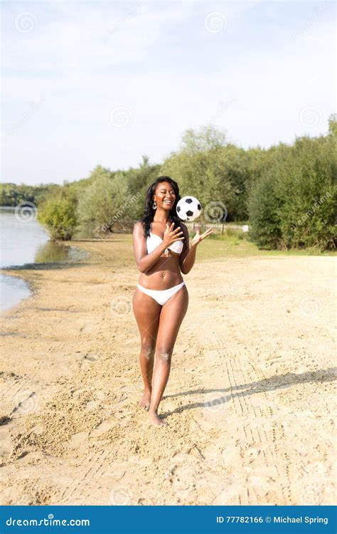 Spielen Des Balls In Ihrem Bikini Stockfoto Bild Von Erholung Offen