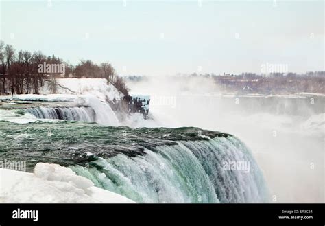 Niagara falls winter canada hi-res stock photography and images - Alamy