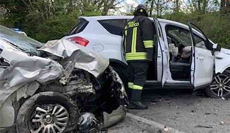 Marche Scontro Frontale Tra Due Auto Donna Soccorsa Dall Eliambulanza