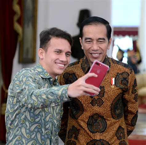 Momen Egy Maulana Bertandang Ke Istana Cium Tangan Hingga Selfie