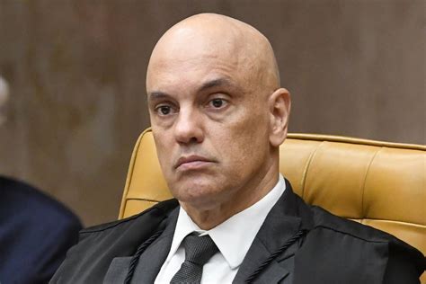 Moraes Intima Bolsonaro A Explicar Em 48 Horas Estada Em Embaixada