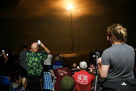 NASA makes lunar comeback with successful Artemis 1 launch