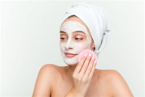 Face Mask for Dry Skin: Benefits, Home Remedies and How To Pick One