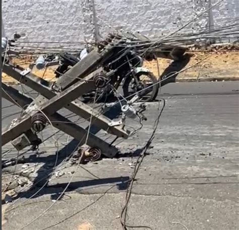 Caminhão derruba poste e motociclista é atingido na zona leste de